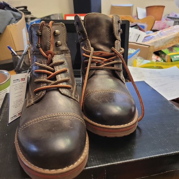 Man's Boots - Picture 7 of 10